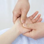立ち仕事、オフィスワーク問わずできる 仕事の合間のストレッチ 手のひら編