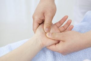 立ち仕事、オフィスワーク問わずできる 仕事の合間のストレッチ　手のひら編