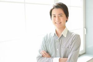 腕組みする男性