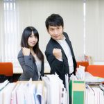 ガッツポーズする男女