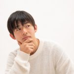 考えている男性