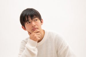考えている男性